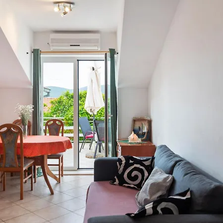 Inviting In With Patio Viganj